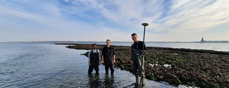 Tom en medestudenten aan het werk in het water