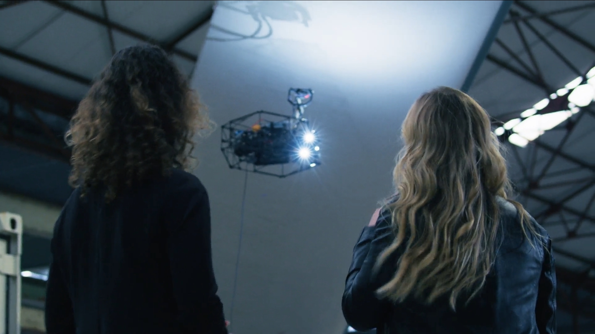 Twee vrouwen kijkend naar een drone bij KAAP in Vlissingen