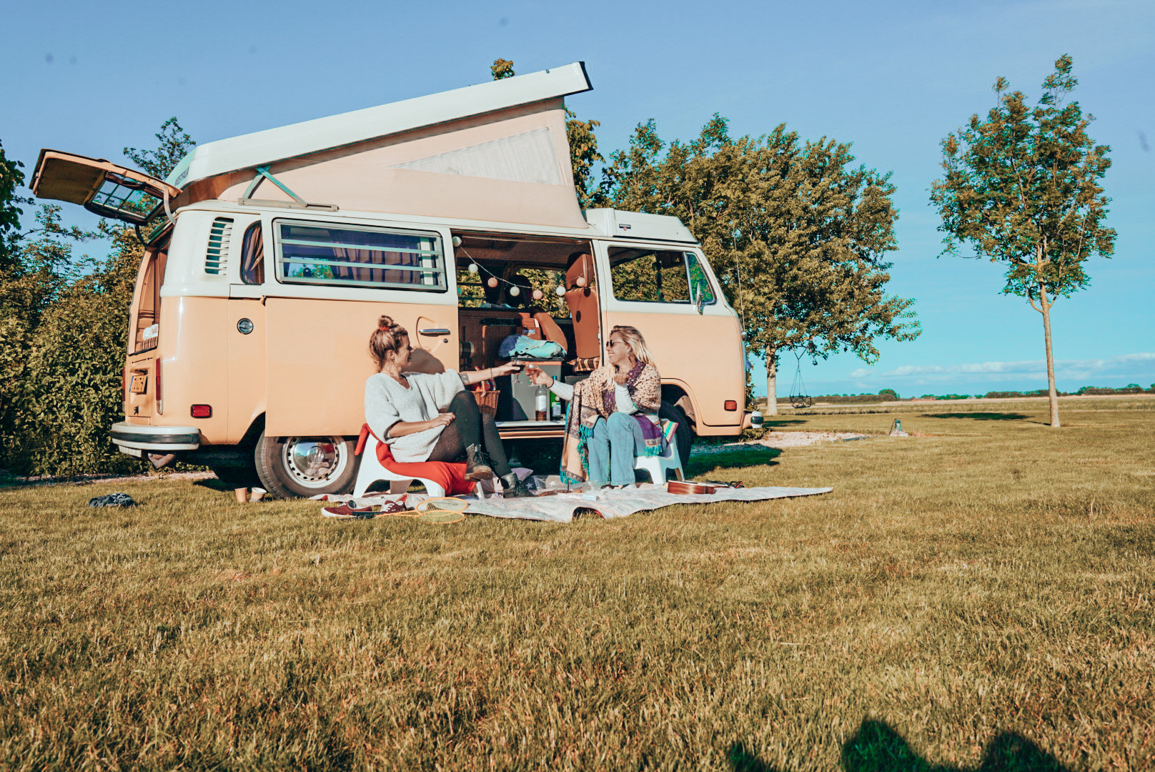 Proosten naast de camperbus