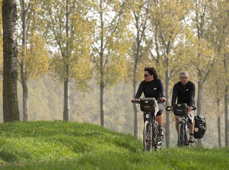 Twee personen die een lange afstand fietsroutes in Zeeland volgen.
