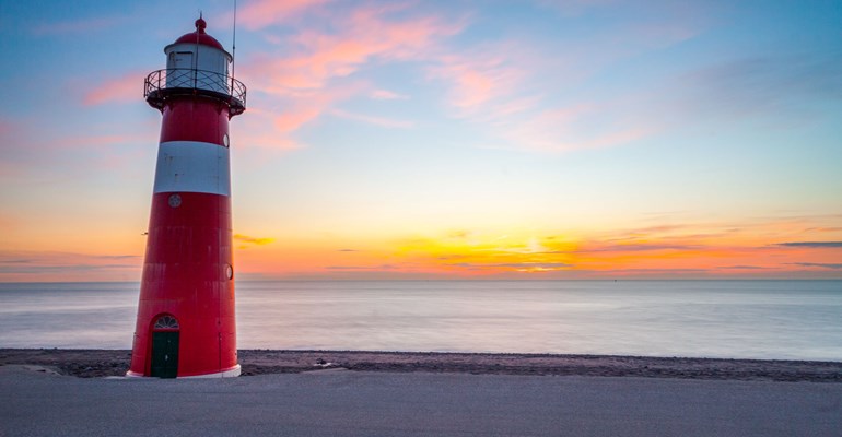 Vuurtoren bij Westkapelle, de parelroute verdediging brengt je langs de geschiedenis van dit dorp.