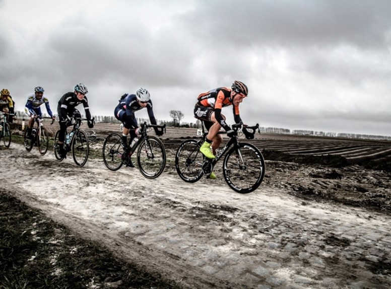 Rijden over de kasseien. Wielrenners kunnen in Zeeland los gaan op mooie wielrenroutes.