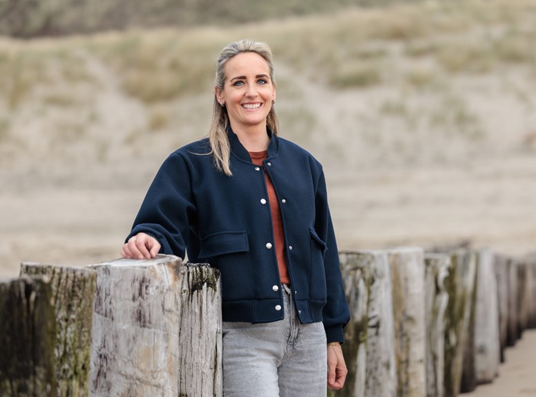 Portretfoto Amber Neecke strand Zeeland