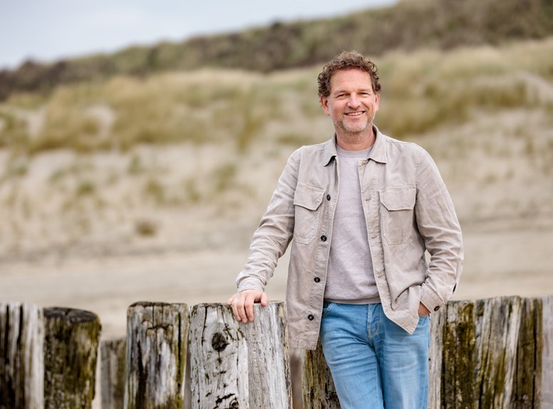 Portretfoto Emiel Kuijpers strand Zeeland
