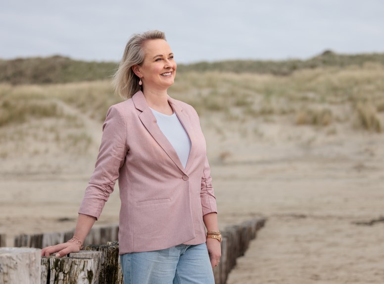 Portretfoto Francoise Minderhoud zijaanzicht strand Zeeland