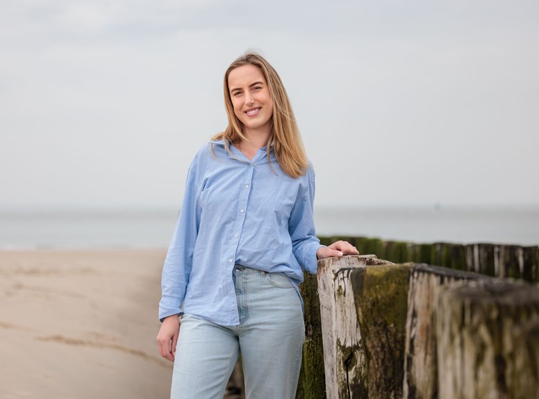 Portretfoto Tess Smolders strand Zeeland