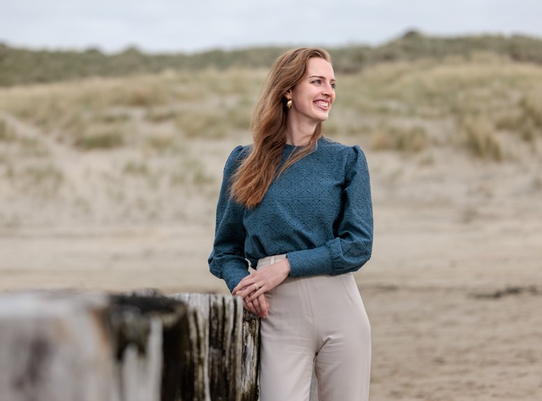 Portretfoto Valerie de Visser strand Zeeland