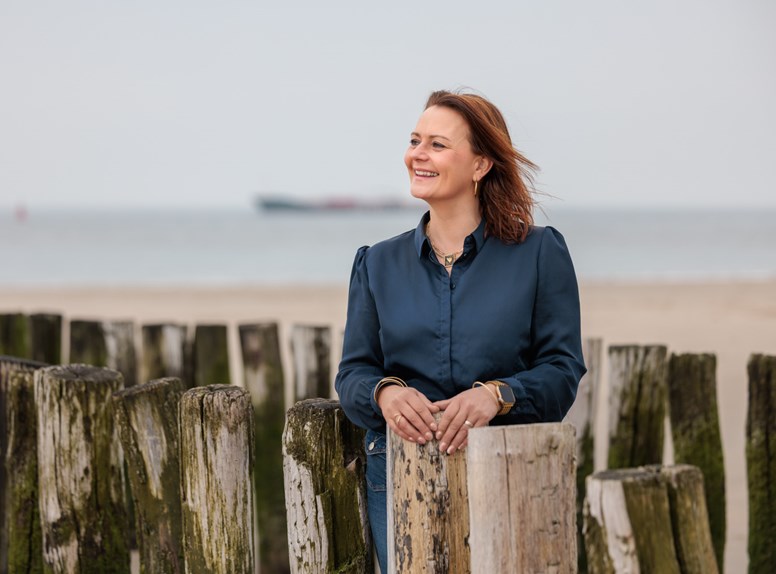 Portretfoto Wanda Muller zijaanzicht strand Zeeland