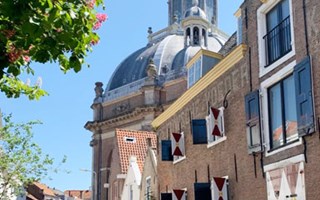 Jongentje in de haven van Vlissingen in de regio Walcheren