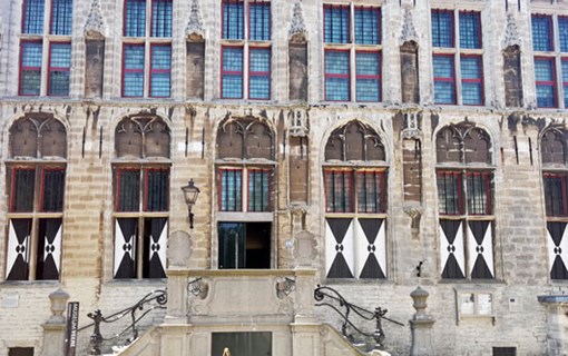 Het oude stadhuis van Veere, dat nu onderdeel is Museum Veere, staat aan de Markt.