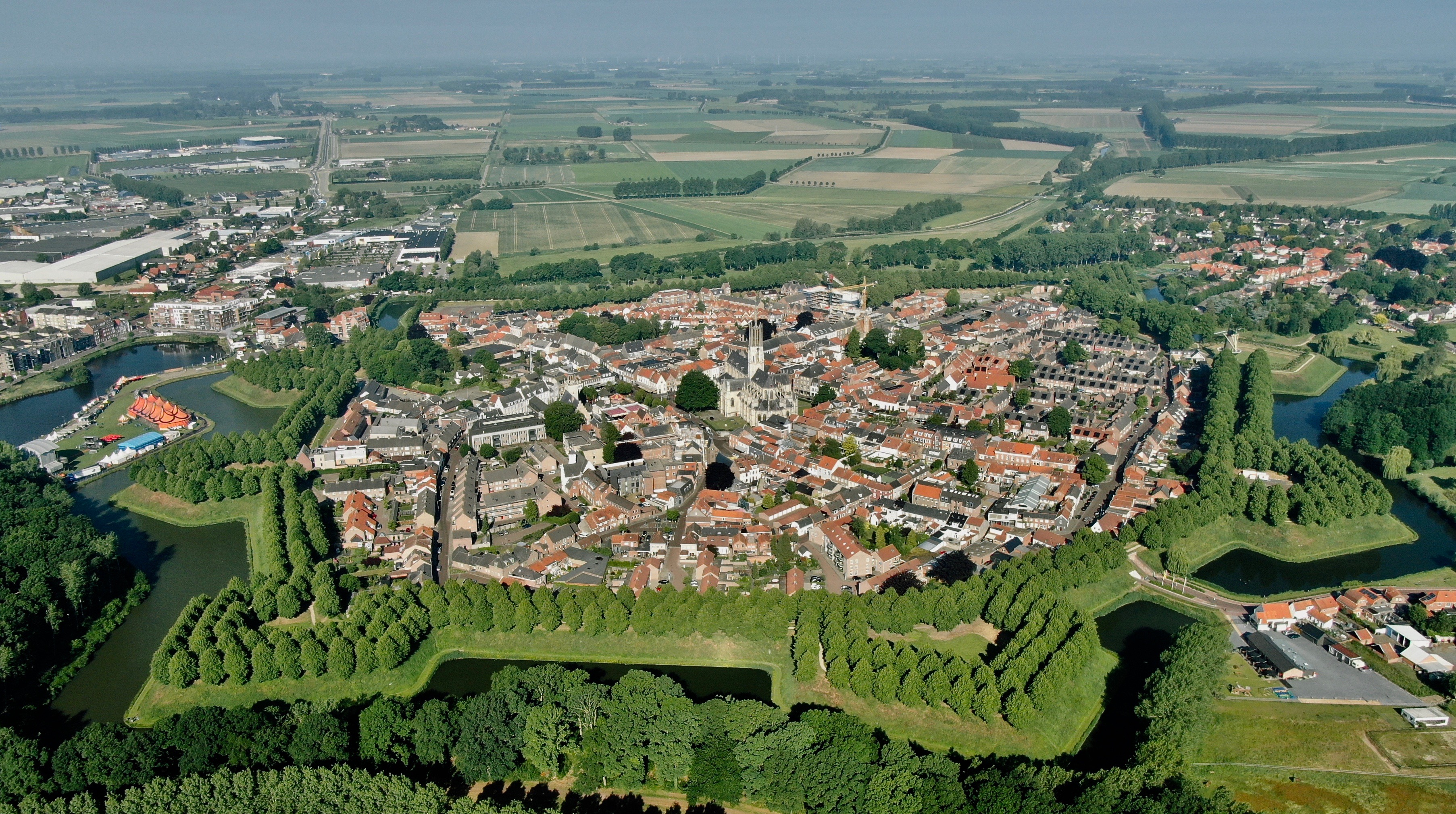Luchtfoto van vestingstad Hulst