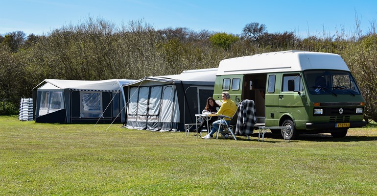 Camperbus op een kampeerplaats van en camping