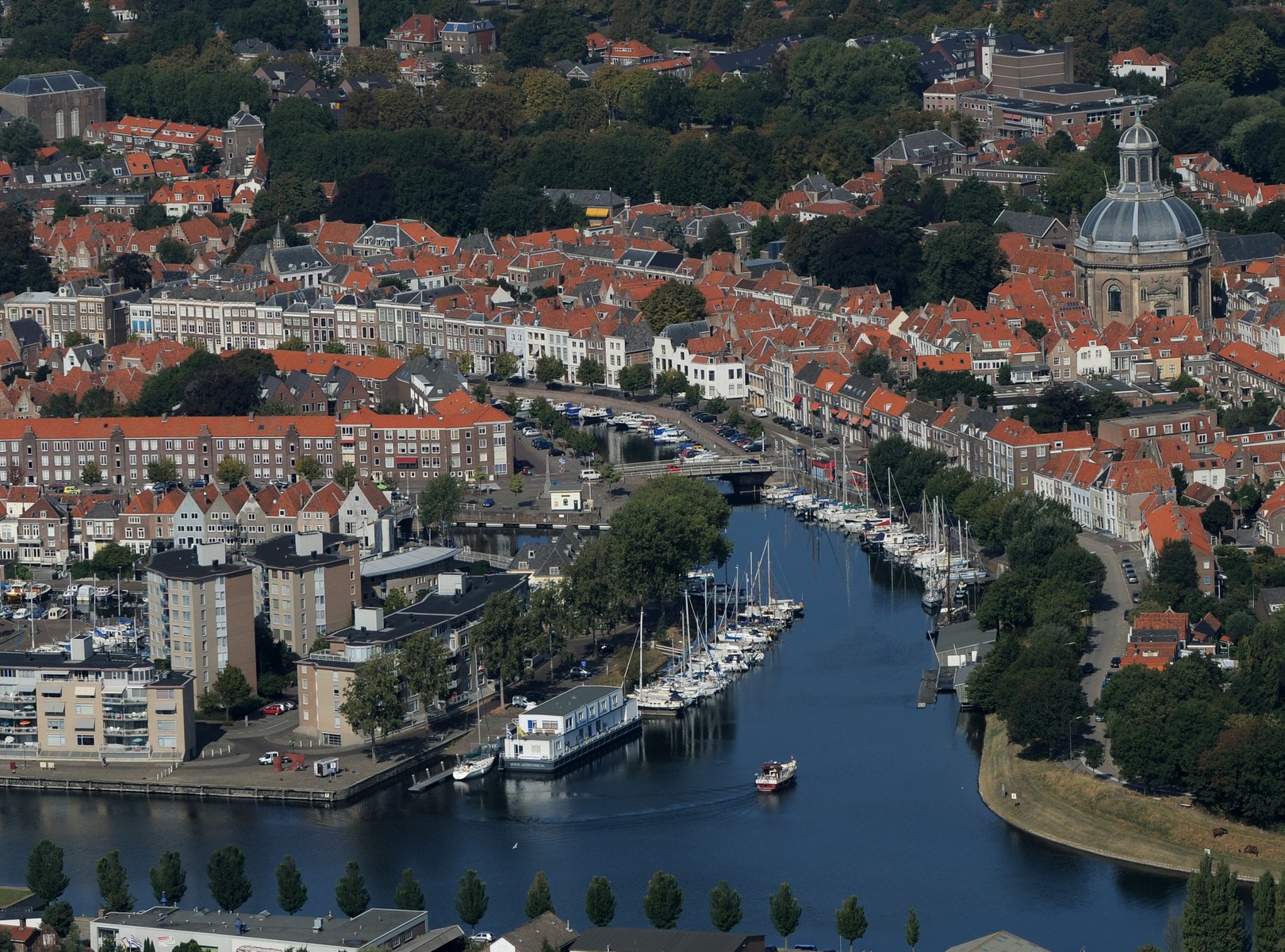 Steegje met tekst op de muur in Gemeente Middelburg