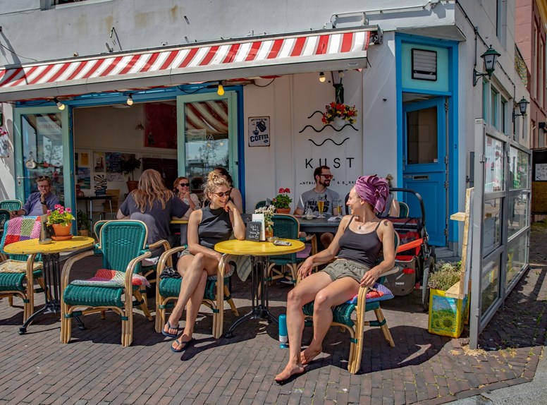 De keuze in bars en cafés in Zeeland is groot. Zoek je een knusse bar of ben je juist op zoek naar een groot café met terras? Je kunt in vele dorpen en steden terecht voor een drankje en hapje!