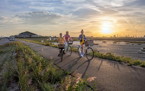 gezin terneuzen dijk zonsondergang