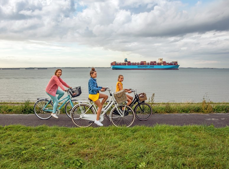 terneuzen fietsers dijk vrachtschip