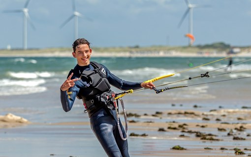 jongen kitesurfer