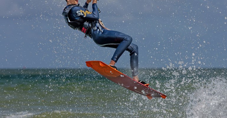 kitesurfen jongen sprong zee