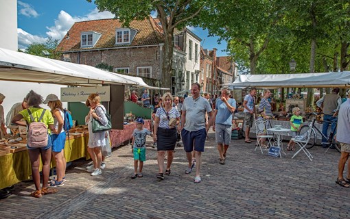 Veerse meer markt mensen