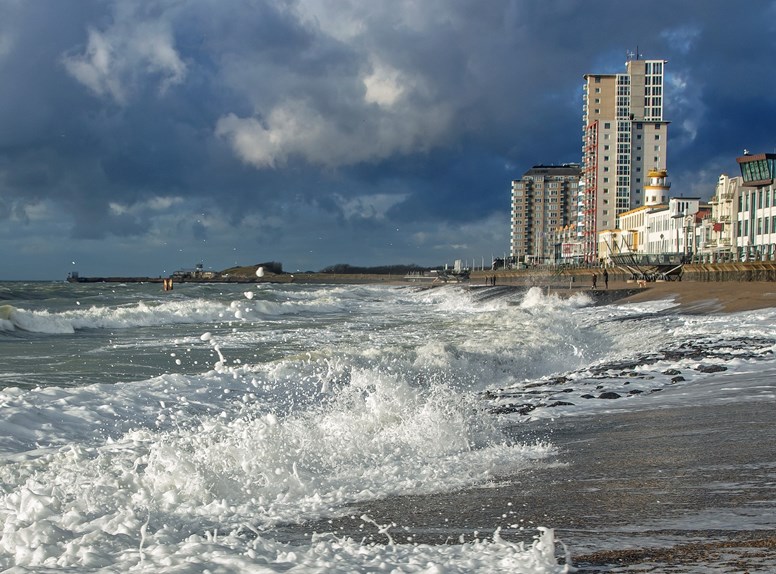 De boulevard van Vlissingen met stormachtig weer