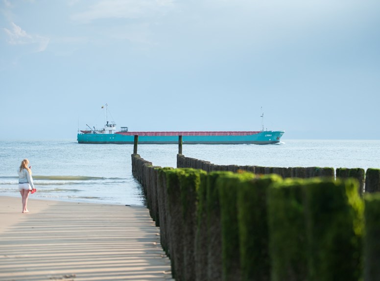 Strand boot vrouw palen