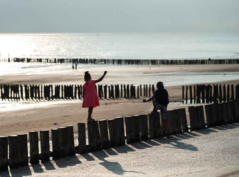 Strand kinderen palen