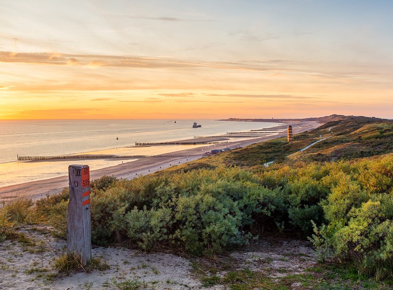 veere vuurtoren strand uitzicht