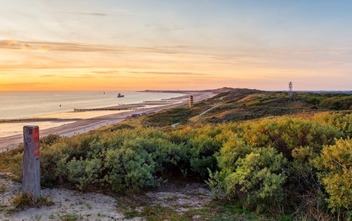 veere vuurtoren strand uitzicht