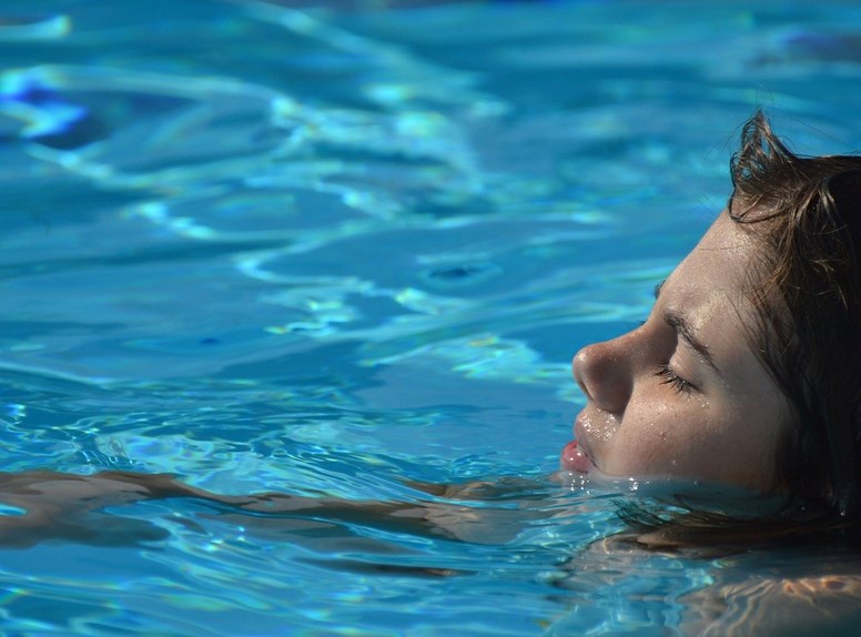 meisje in zwembad