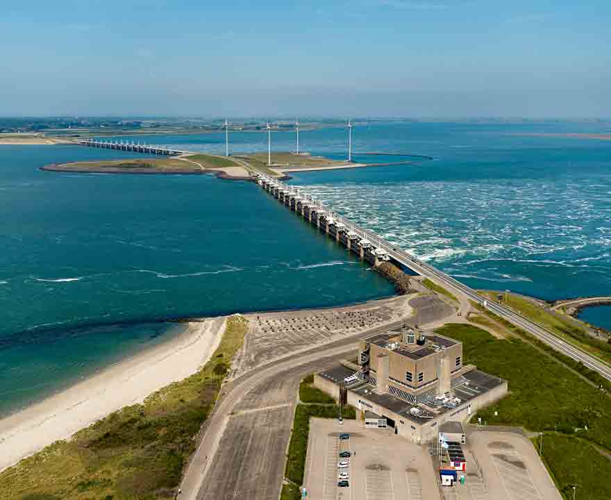 Luchtfoto van de oosterscheldekering, ook wel bekend als de stormvloedkering
