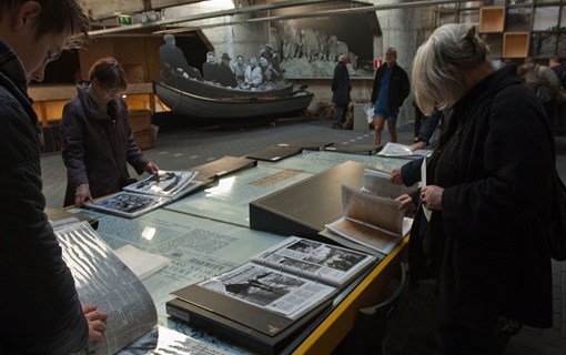 Bezoekers in het Watersnoodmuseum