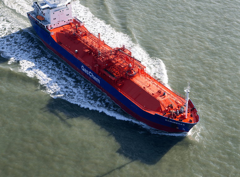 Luchtfoto van een schip op de Oosterscheldekering in Zeeland