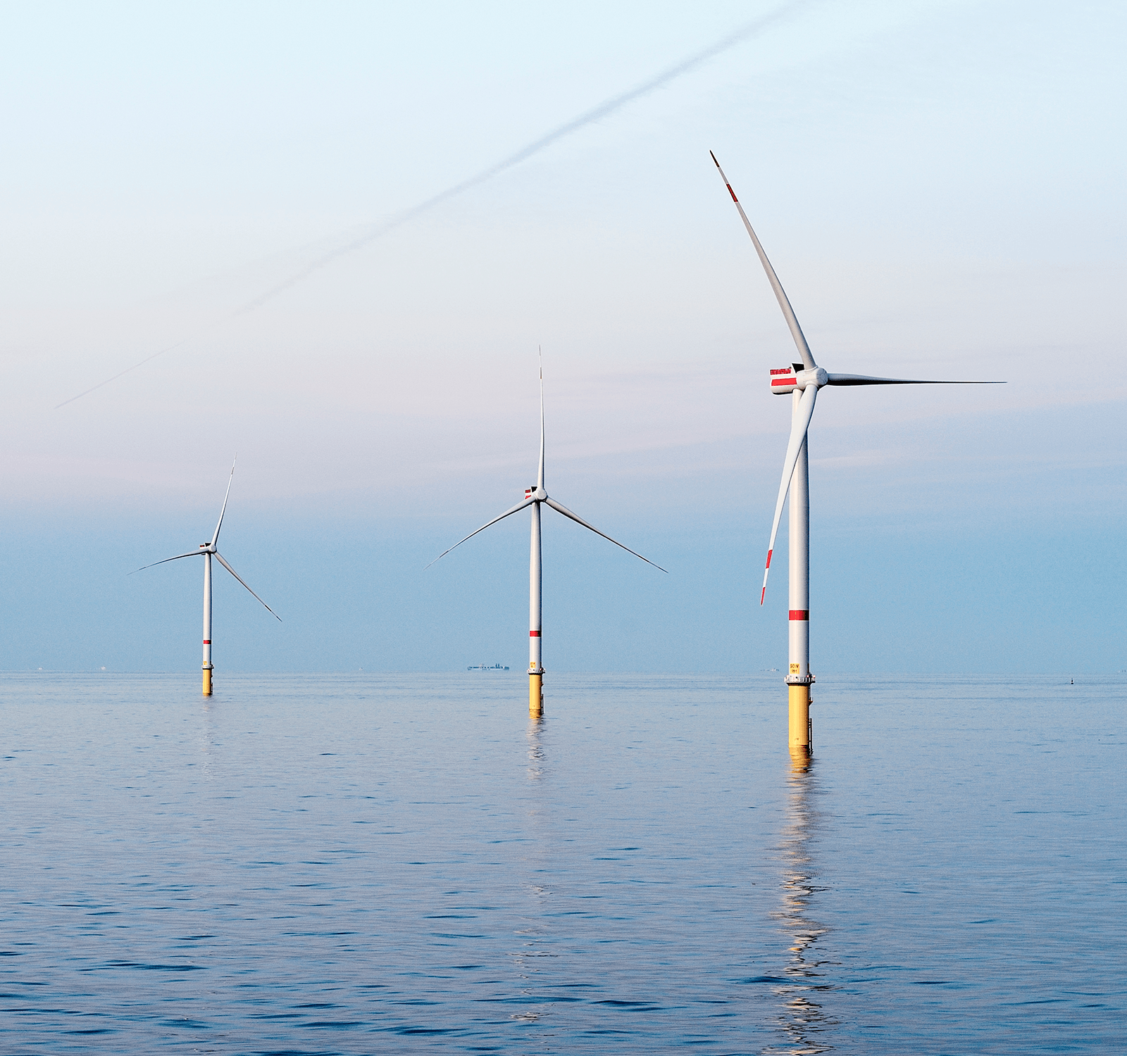 Windmolenpark op zee voor het opwekken van windenergie, een voorbeeld voor het toekomstige windmolenpark Zeeland