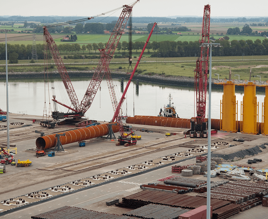 Opslag van windmolen onderdelen - toekomstig gebruik van wind op zee voor energieopwekking met windmolenparken op zee
