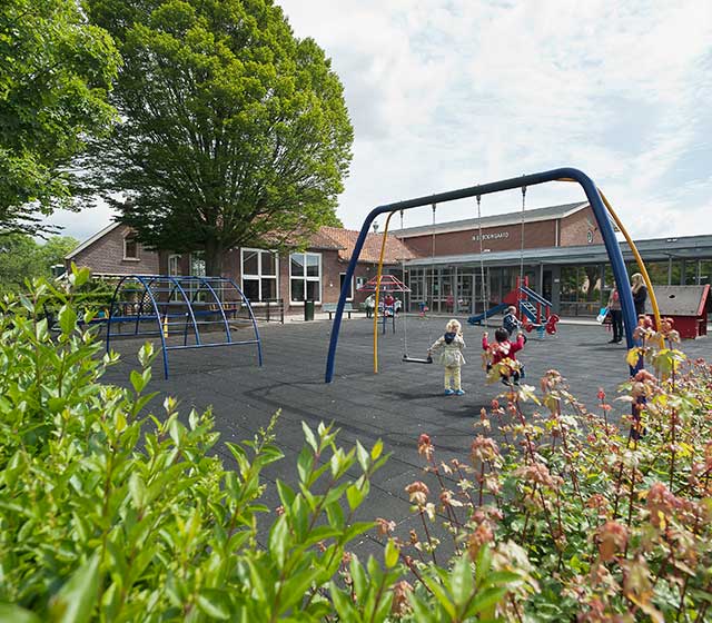 Schoolplein met spelende kinderen