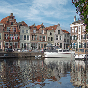 Bierkade in de stad Goes met daaraan gelegen prachtige herenwoningen.
