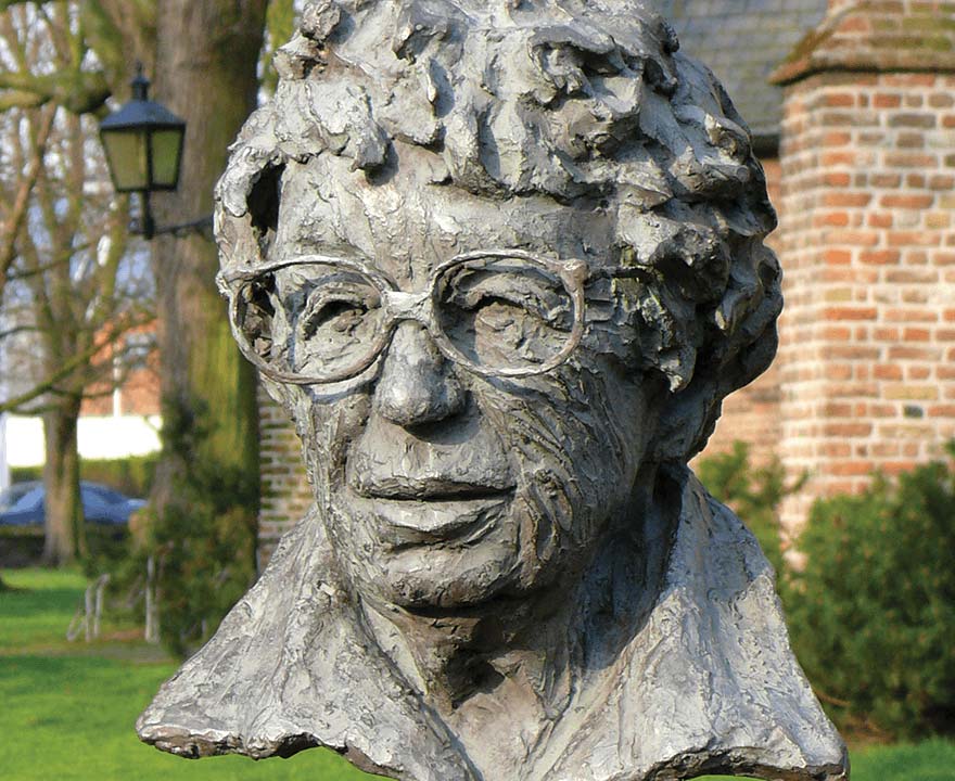 Bronzen Beeld Annie M.G. Smidt in Gemeente Kapelle