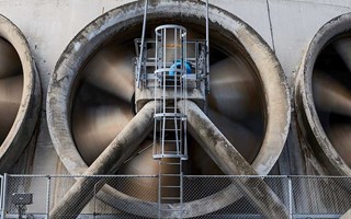 Luchtventilatie in Silo fabriek, een van de chemie bedrijven in Zeeland