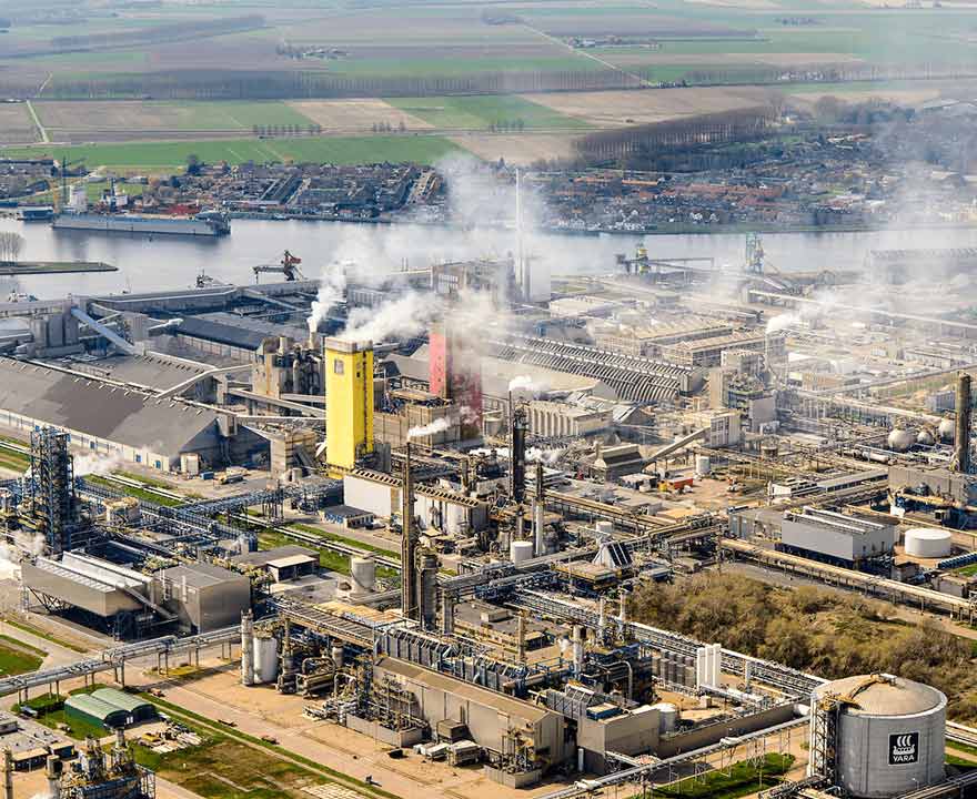 Luchtfoto chemische bedrijven Zeeland - veel mensen werken in de procesindustrie in Zeeland