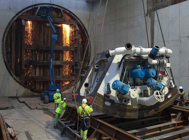 Maintenance sector bezig bij de aanleg van de Sluiskil Tunnel