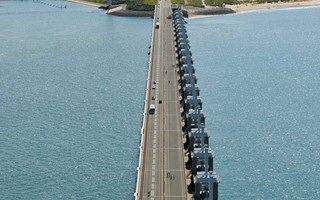 Luchtfoto Oosterscheldekering rustig weer