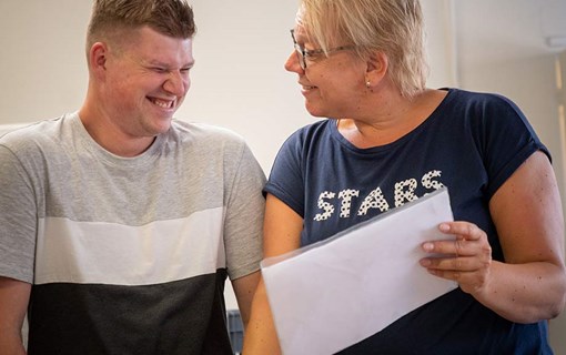 Begeleider met cliënt bij dagbesteding productie Gors