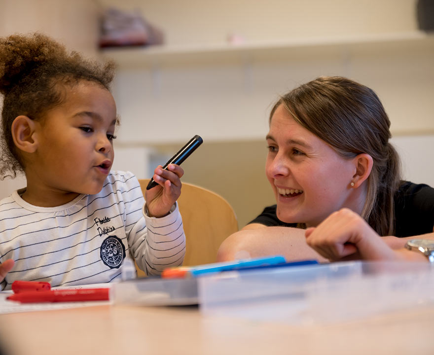 Kind met begeleider in de gehandicaptenzorg van de kindsector van Gors