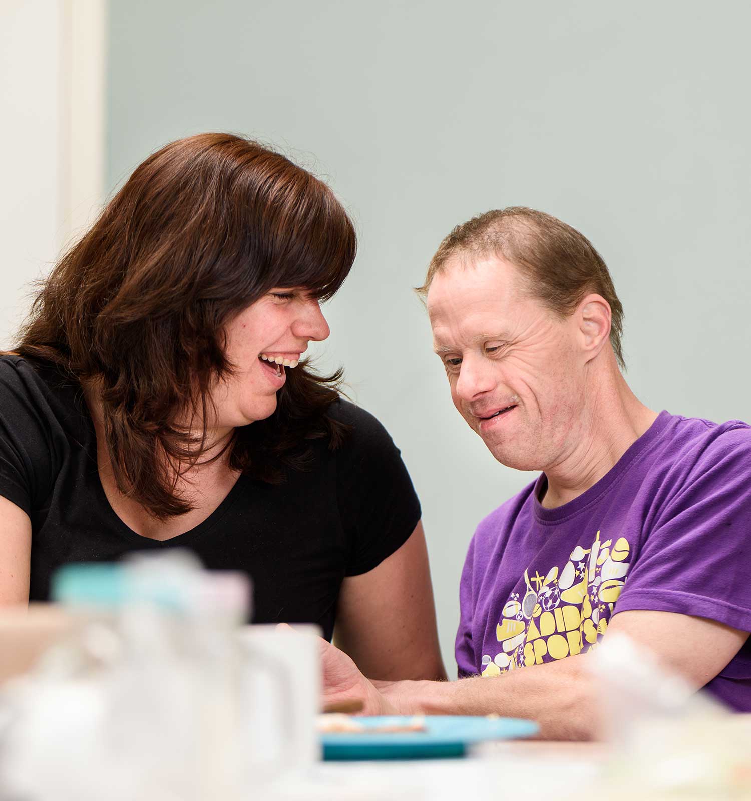 Begeleider met cliënt met een verstandelijke beperking bij Zuidwester