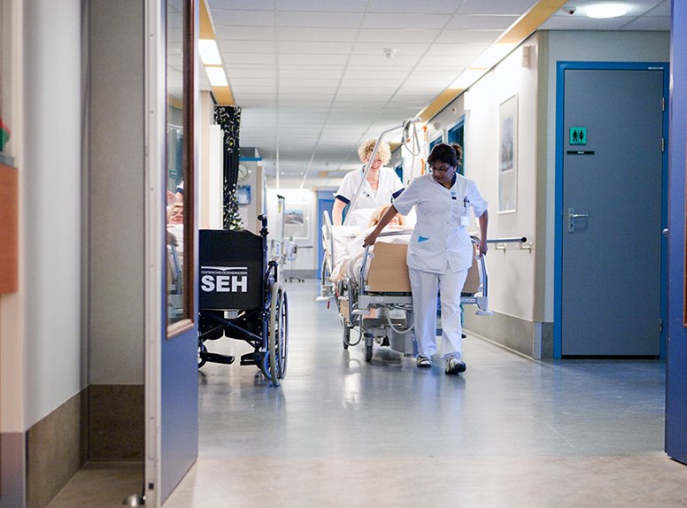 Verzorgende met cliënt op de gang van het woonzorgcentrum WVO Zorg. Werken in de Zorg en Welzijn sector bied zorgprofessionals volop kansen!