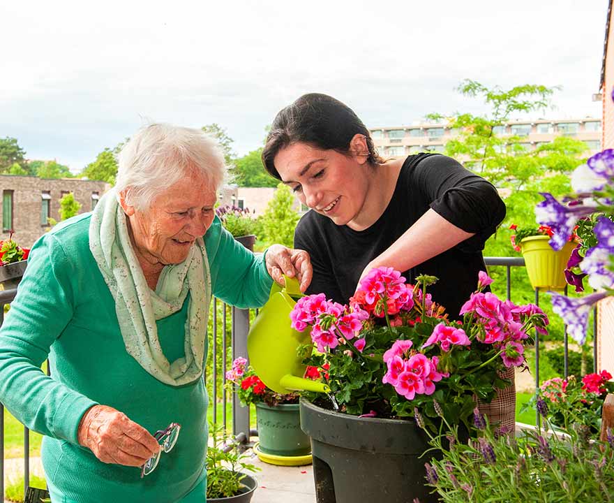 werken als verpleegkundige in de ouderenzorg - planten water geven met bejaarden