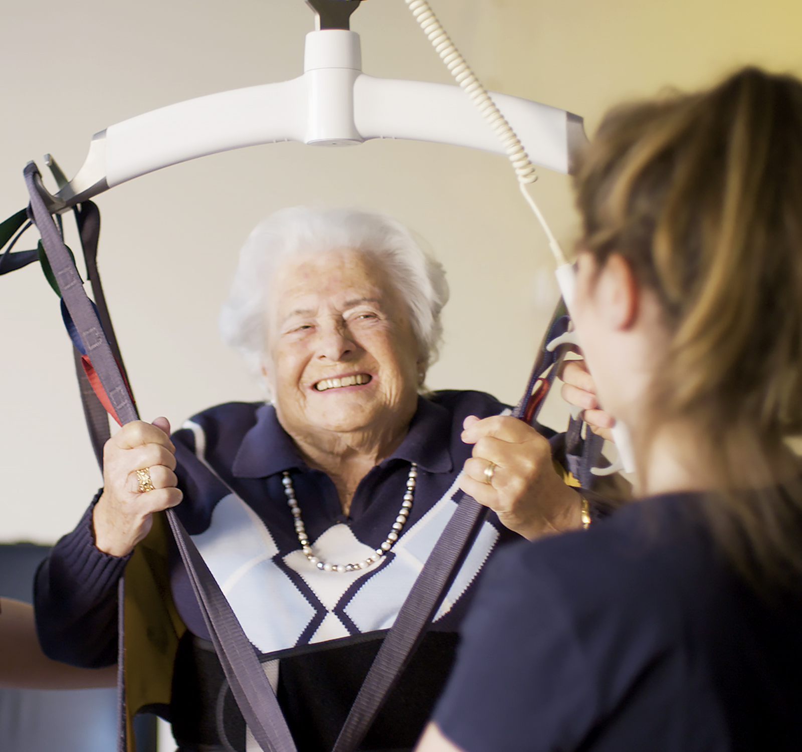 Zorg Zeeland - Verzorgende in de ouderenzorg met cliënt