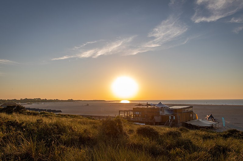 Zonsondergang op het strand van Vrouwenpolder