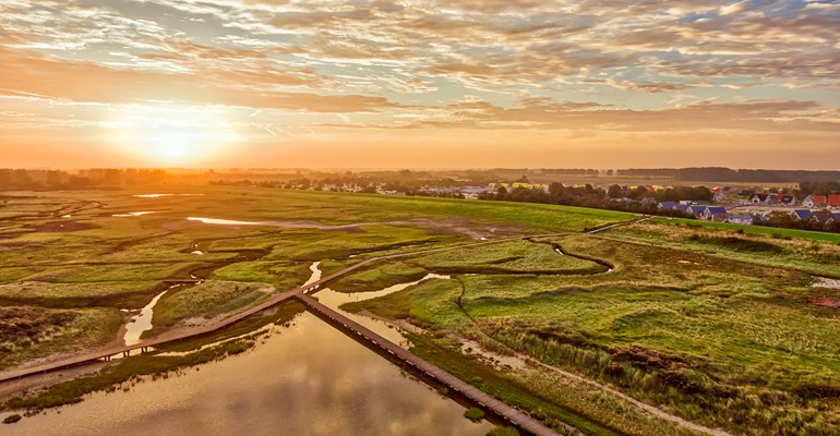 Ontdek Zeeland, er is genoeg te zien in Zeeland! De Zeeuwse natuur, de vele steden en de bijzondere bezienswaardigheden staan in elk seizoen klaar voor je om te ontdekken.