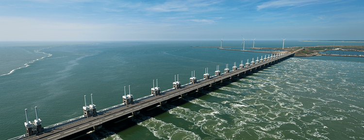 Deltawerken zoals de Oosterscheldekering kenmerken o.a. welk landschap Zeeland heeft.